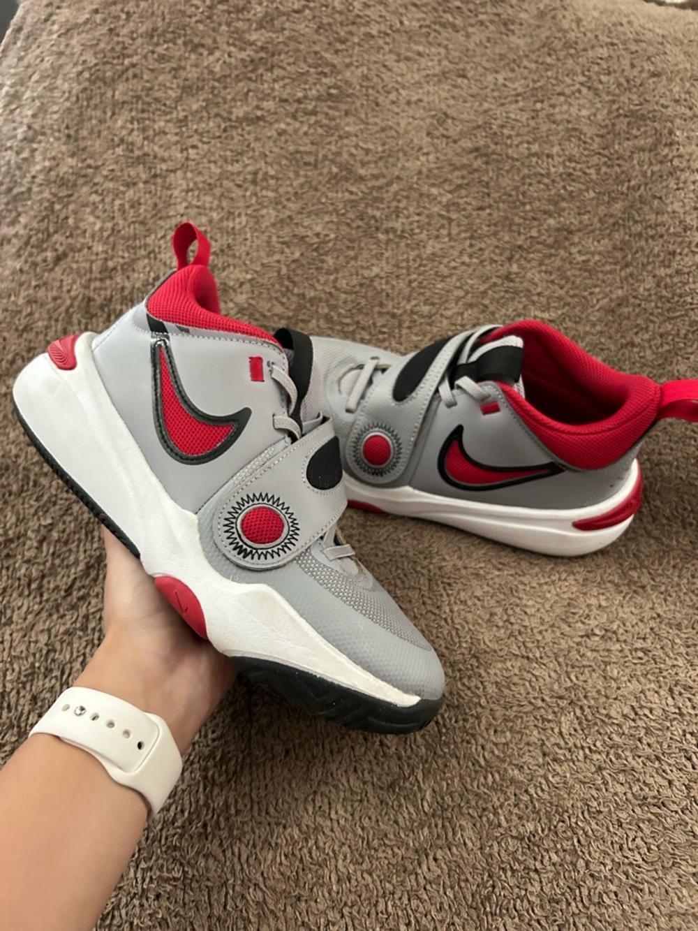 Nike Team Hustle D 11 Kids Basketball Sneakers